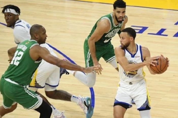  库里单节二十一分勇士逆转凯尔特人止连败